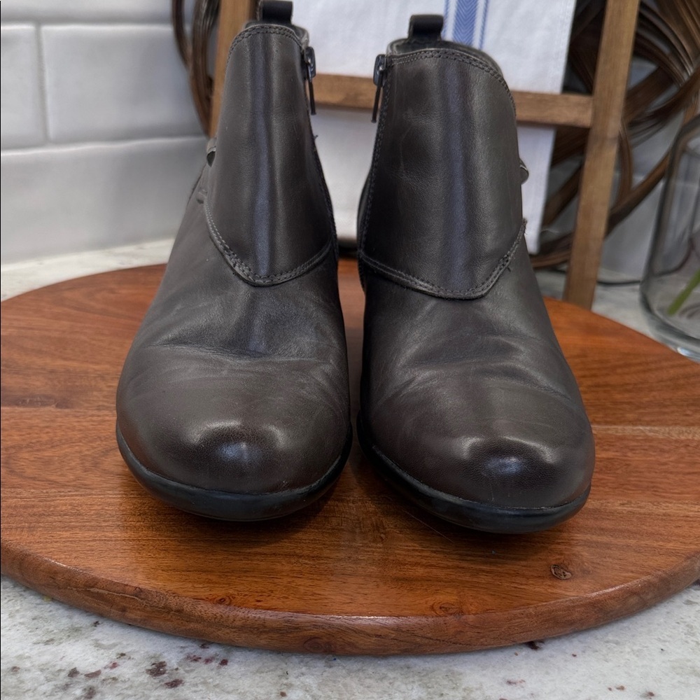 CLARKS® COLLECTION Soft Cushion Brown Leather Side Zip Ankle Boots